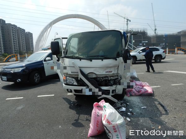 ▲BMW X6女酒駕闖紅燈辯稱沒看到，貨車攔腰撞上「白米掛後照鏡」。（圖／民眾提供）