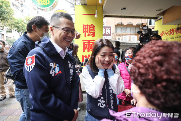 ▲市議員徐巧芯、羅智強於永春里替里民出遊送車。（圖／記者林敬旻攝）