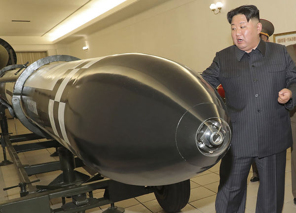 ▲▼金正恩27日視察核武研究所，北韓官媒公開戰術核彈頭「火山-31」。（圖／達志影像／美聯社）