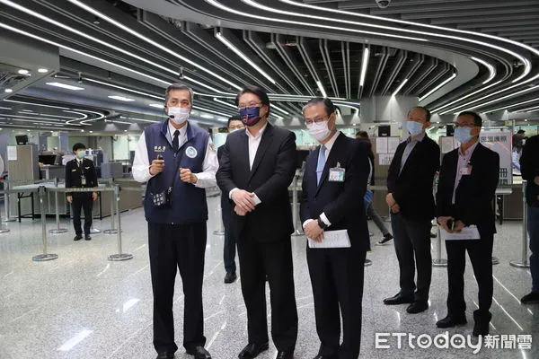 ▲內政部長林右昌在清明連假前夕視察桃園機場,下令增開櫃檯疏運旅客。(圖/記者張君豪翻攝)