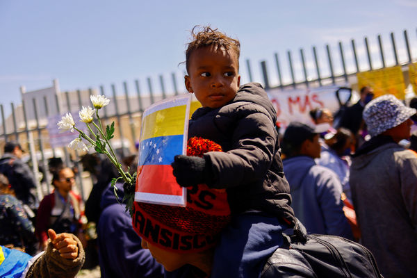 ▲▼墨西哥奇瓦瓦州（Chihuahua）華雷斯城（Ciudad Juárez）移民中心27日深夜發生惡火，火災帶走至少40條人命，死者遺體在設施外排成一整排。（圖／路透）