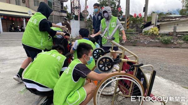 ▲救國團聯合高職生用實際行動協助整理社區輔具中心。（圖／記者楊漢聲翻攝）