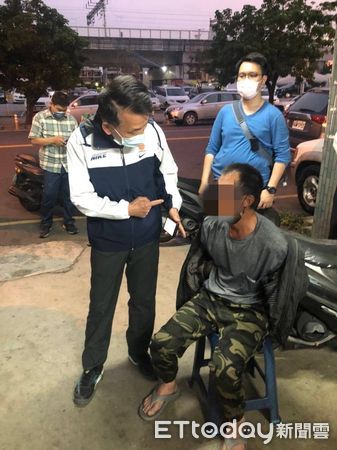▲涂俊煒逃亡2天，29日在屏東火車站被警方壓制逮捕。（圖／記者陳崑福攝）