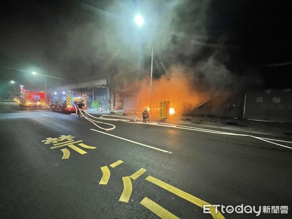 ▲▼快訊／高雄五金行倉庫大火　消防局出動16車35人灌救。（圖／記者吳奕靖翻攝）