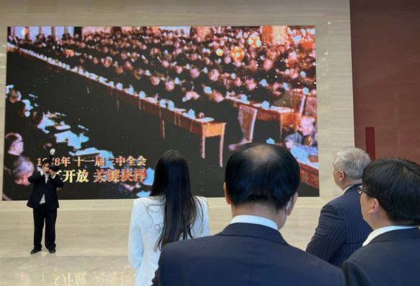▲宏都拉斯議員在推特上透露代表團一行在北京參訪人民大會堂及毛主席紀念堂。（圖／翻攝環球時報）