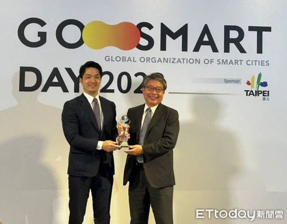 ▲▼台中市「空品感測器物聯網」勇奪GO SMART國際大獎，環保局長陳宏益（右）從台北市長蔣萬安手中領獎。（圖／台中市政府提供，下同）