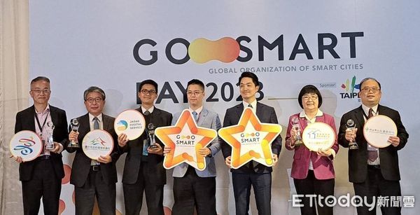 ▲▼台中市「空品感測器物聯網」勇奪GO SMART國際大獎，環保局長陳宏益（右）從台北市長蔣萬安手中領獎。（圖／台中市政府提供，下同）