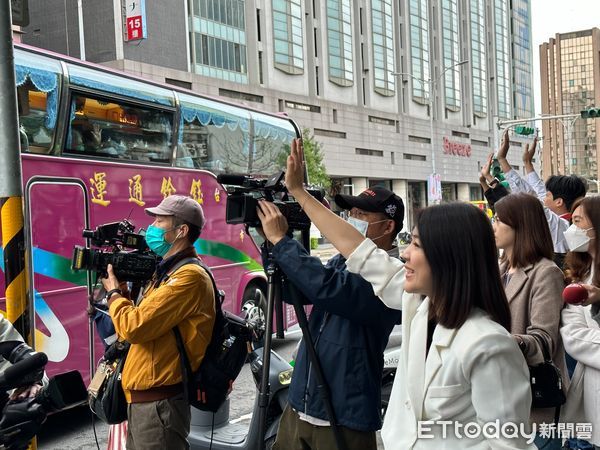 ▲▼       徐巧芯送車  。（圖／記者崔至雲攝）