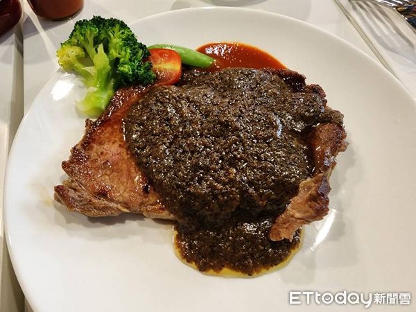 ▲直擊！台中牛排館回來了，內部裝潢曝光…799元吃到飽還「買1餐送1餐」。（圖／記者游瓊華攝）