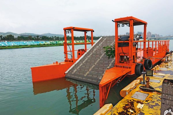 打撈淡水河垃圾的清潔船，意外發現屍袋。（示意圖，台北市政府提供）