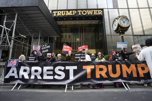 ▲▼反對川普的群眾在曼哈頓川普大廈前抗議。（圖／達志影像／美聯社）