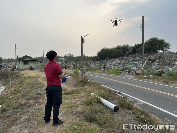 ▲台南市消防局第三、七大隊消防人員，在清明連假積極宣導防範公墓火警及防火安全。（圖／記者林悅翻攝，下同）