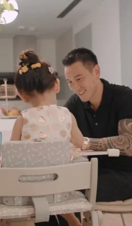 ▲▼王陽明女兒幫爸爸塗指甲油。(圖/翻攝自王陽明ig)