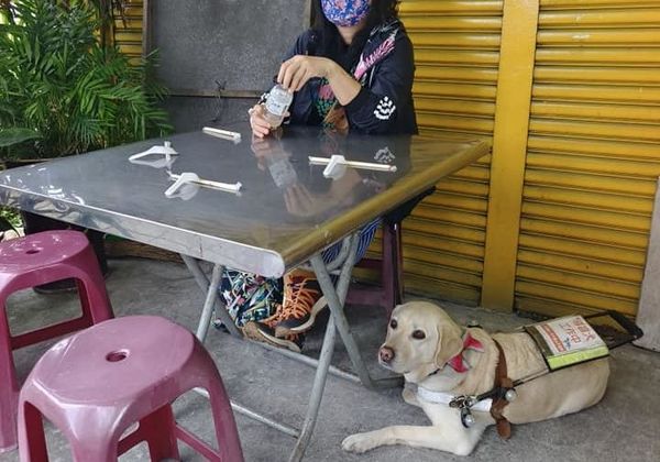 ▲▼知名小籠包店「拒絕導盲犬進入」　視障女難過坐店外用餐。（圖／翻攝臉書）