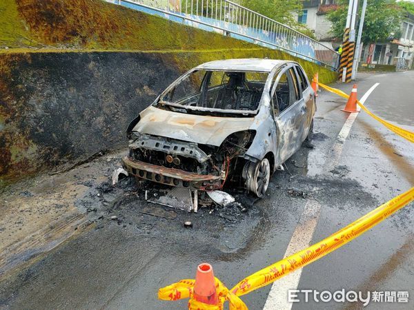 ▲▼南庄鄉田美派出所前自小客車突然起火，女駕駛輕傷，自小客車燒成廢鐵。（圖／記者蔡文淵翻攝）