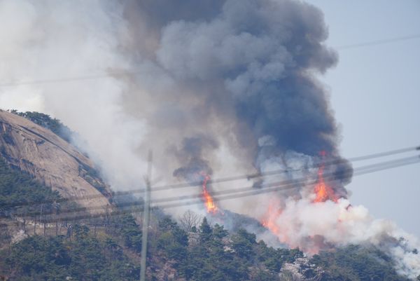 ▲▼南韓首爾鐘路區的仁王山和北岳山2日發生山林火災。（圖／翻攝自推特）