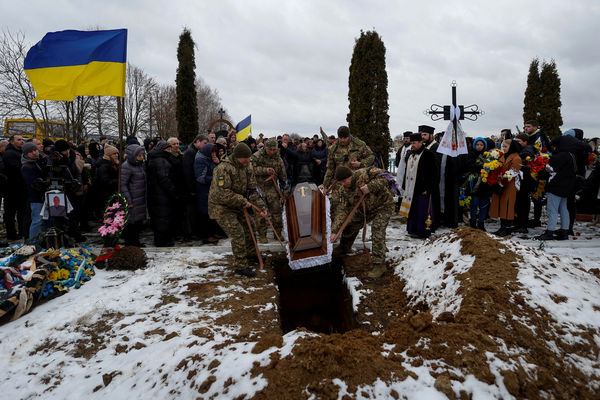▲▼烏克蘭有262名運動員因為戰爭死亡。圖為22歲的田徑十項全能選手安德羅舒克（Volodymyr Androshchuk）在巴赫穆特陣亡後的葬禮。（圖／路透）