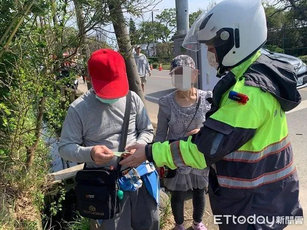 ▲夫妻2人觀看海芋季卻忘記車停何處,向警方求助。(圖/大園警分局提供)