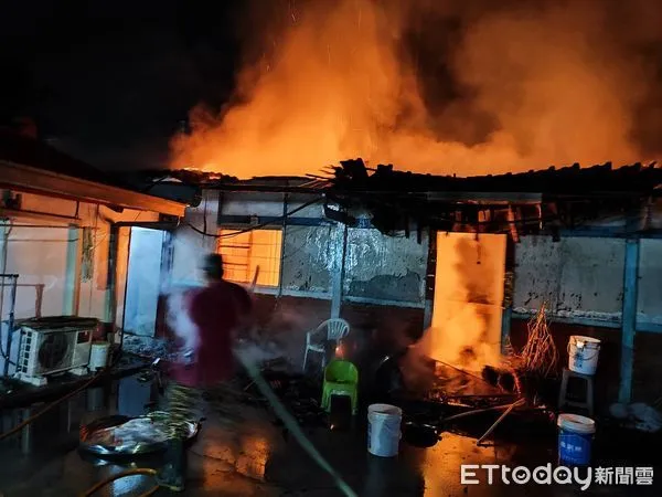 ▲台南市東山區東原里瓦厝子1家三合院民宅,2日深夜10時32分發生火警,消防局人員全力射水搶救。(圖/民眾提供,下同)