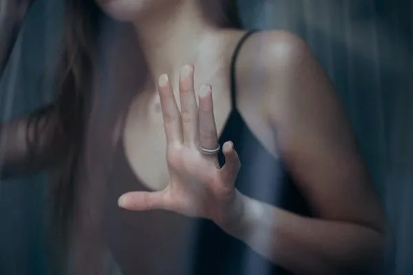 ▲桃園市陳姓保全人員2021年12月間,在某醫院迴廊見女同事跌倒,上前攙扶起身時藉機襲胸,女同事不甘受辱報警提告。(示意圖/取自免費圖庫Pexels)