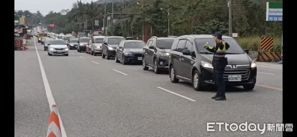 ▲▼蘇花公路北上車潮已漸湧現,警方派員實施分流管制,維持交通順????。(圖/記者王兆麟翻攝,下同)