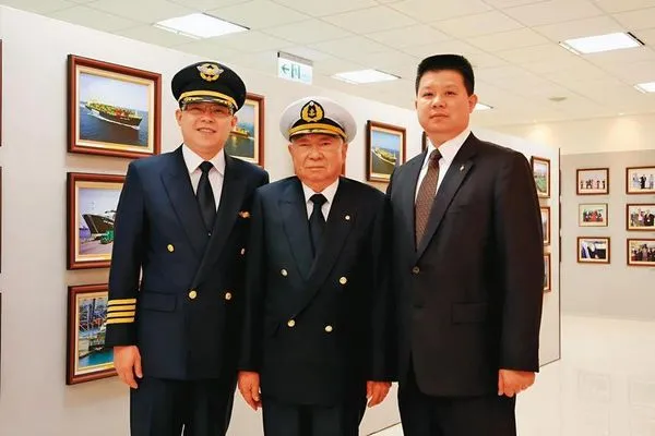 長榮集團創辦人張榮發(中)生前立遺囑要將遺產全給張國煒(左),並指派隨扈吳界源(右)擔任執行人。(翻攝吳界源臉書)