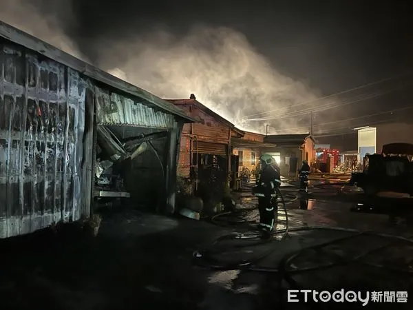 ▲▼火勢猛烈,消防局出動六支分隊含義消計53人出動前往現場灌救。(圖花蓮消防局提供,下同)