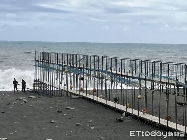 ▲縣府呼籲民眾與戶外裝置藝術互動應注意警示標語。(圖/記者楊漢聲翻攝)