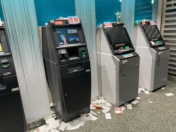 ▲▼ATM機台「常見風景」曝光!眾人羞憤嗆丟臉:印出來幹嘛。(圖/翻攝自爆廢公社)