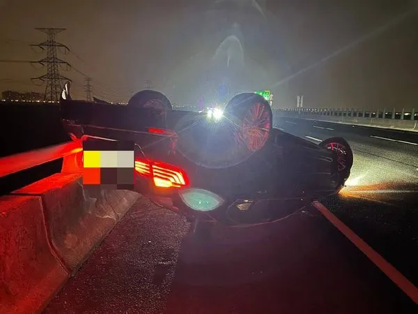 ▲國道3號4月6日清晨發生自小客撞護欄死亡車禍。(圖/國道警方提供)