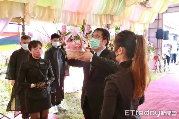 ▲台南市長黃偉哲一早參加《無米樂》主角之一,崑濱伯的妻子黃許崇娥女士告別式,黃偉哲慰問現場家屬,請家屬節哀珍重。(圖/記者林悅翻攝,下同)