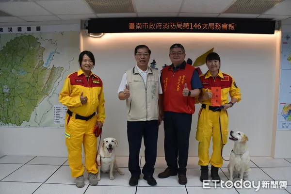▲台南市搜救犬隊技能大獲肯定,台南市消防之友會特頒贈獎勵金鼓勵。(圖/記者林悅翻攝,下同)