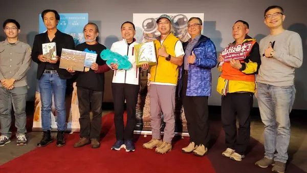 ▲▼ 新北市長侯友宜與生態導演們合照 。(圖/動保處提供)