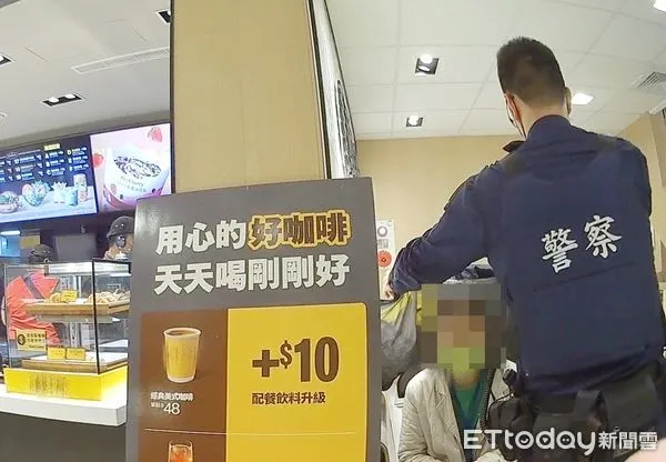 ▲桃園市陳姓婦人在龜山區某麥當勞店內頻頻向客人索討食物,龜山警方接獲業者反映到場了解,發現已在店內逾2天未回家。(圖/記者沈繼昌翻攝)