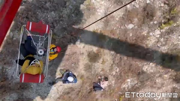 ▲▼南投仁愛山域救護1日2起,黑鷹再度升空前往亞力山營地吊掛傷者。(圖/空勤總隊提供,下同)