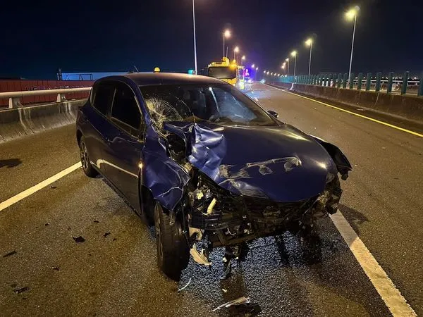 ▲國道8號新吉路段9日晚間發生追撞事故。(圖/翻攝自記者爆料網)