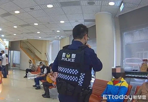 ▲越籍女子遭詐至銀行滙款,員警據趕往勸阻。(圖/大園警分局提供)