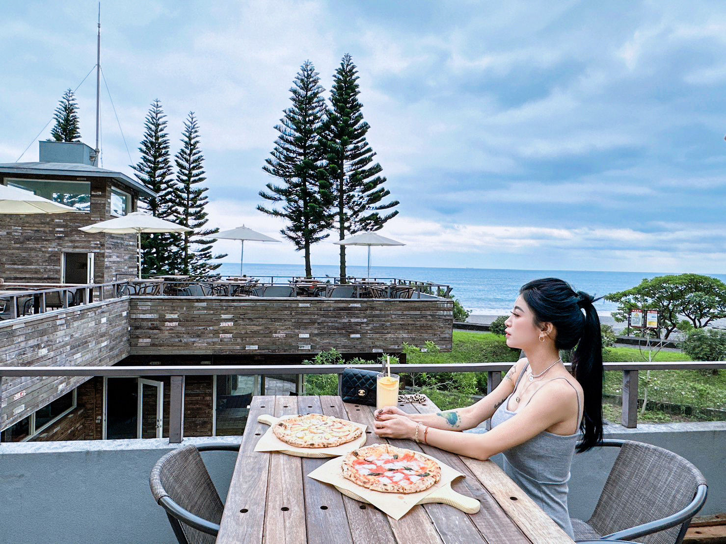 宜蘭最新海景餐廳「笑ㄟ咖啡」！享蔚藍海景第一排　必吃窯烤披薩