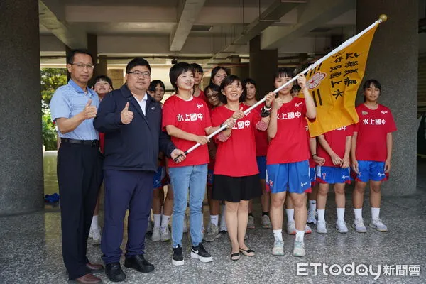 ▲▼ 嘉義縣水上國中籃球隊授旗出征 。(圖/記者翁伊森翻攝)