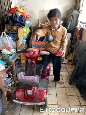 ▲▼ 失智老婦離家受傷,警調閱監視器追人協助返家 。(圖/水上分局提供)