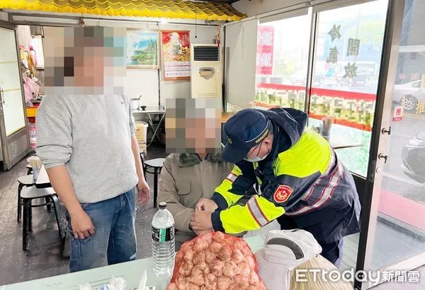 ▲桃園市卓姓男子今天清晨被發現獨自坐在龍潭區聖亭路某店家前,員警發現後提供熱飲與食物果腹。(圖/記者沈繼昌翻攝)