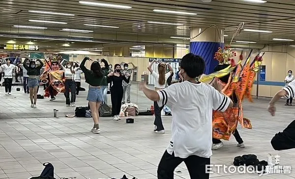 ▲▼板橋分局員警扮三太子宣傳防詐,遇練舞學生互相尬舞 。(圖/記者陳以昇翻攝)