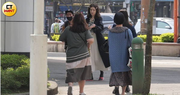 許瑋甯在工作現場穿著紅白拖鞋移動，熟悉駕馭國際精品的她，台味裝扮也不違和。（圖／本刊攝影組）