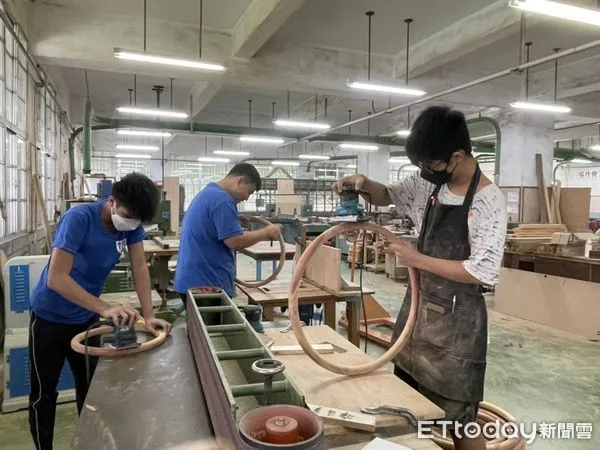 ▲公東高工學生製作家具。(圖/記者楊漢聲翻攝)