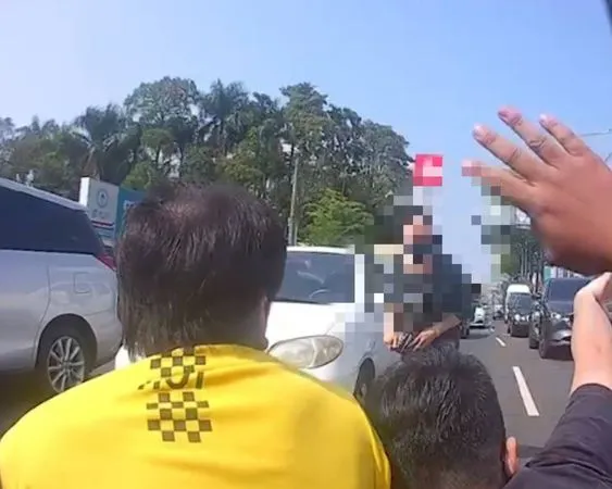 ▲埔心有夫妻停紅綠燈吵架被路人架離。(圖/翻攝自彰化踢爆網)