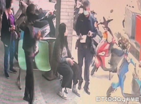 ▲29歲詐騙曾姓女車手,大膽折回提款郵局刷印儲金簿企圖再次提領時,被市警五分局眼尖員警遇上查獲。(圖/記者林悅翻攝,下同)