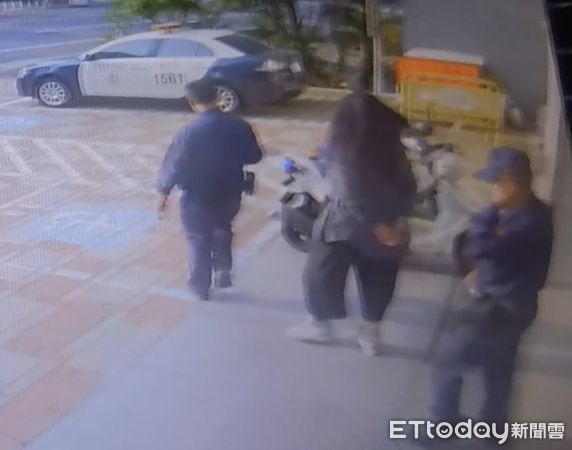 ▲29歲詐騙曾姓女車手,大膽折回提款郵局刷印儲金簿企圖再次提領時,被市警五分局眼尖員警遇上查獲。(圖/記者林悅翻攝,下同)