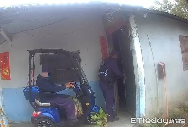 ▲聰明池警「竹竿釣鑰匙」。(圖/記者楊漢聲翻攝)