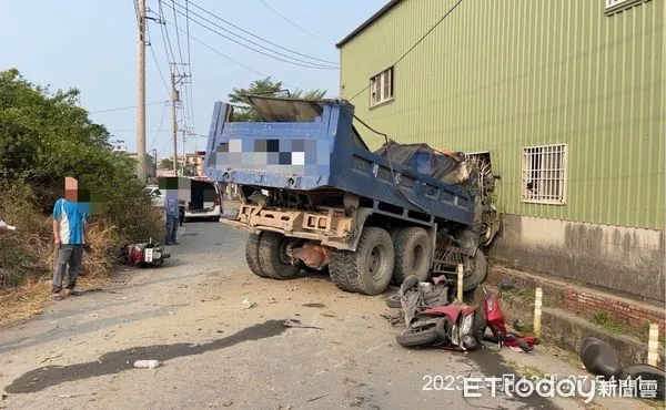 ▲▼ 高雄市小港區山邊路今(13)日上午7時20分發生車禍。(圖/記者吳奕靖翻攝)