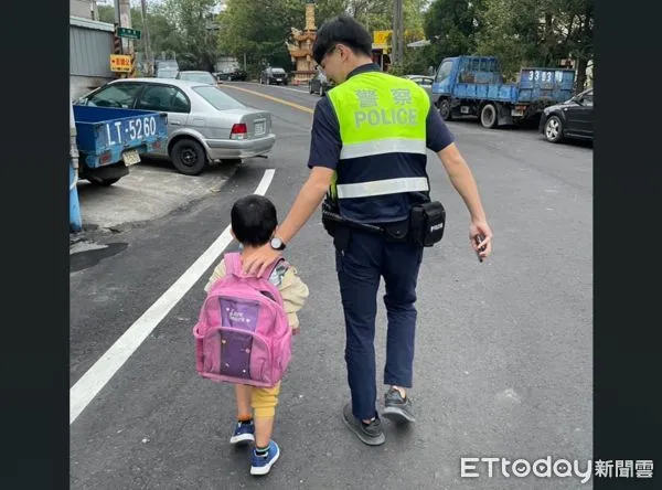 ▲▼苗栗頭份1名5歲男童跟隨哥哥出門找不到回家的路,警方從書包內的聯絡簿找到男童住家地址,護送男童返家。(圖/記者蔡文淵翻攝)
